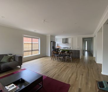 SPACIOUS FAMILY HOME IN QUIET ESTATE! - Photo 2