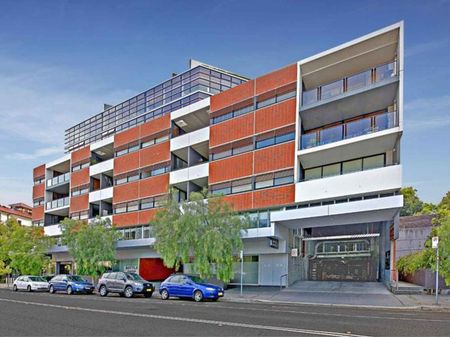 Large One Bedroom + Balcony - Photo 3