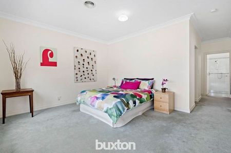 FAMILY HOME OVERLOOKING AUSTRALIA'S PREMIER GOLF COURSE - Photo 4