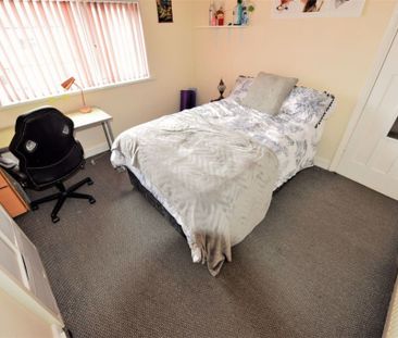 3 bedroom House in Walmsley Road, Leeds - Photo 2