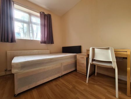 1 bedroom in a house share to rent - Photo 3