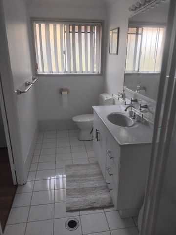 Shared Furnished House. Large Bedroom with Ensuite - Photo 5