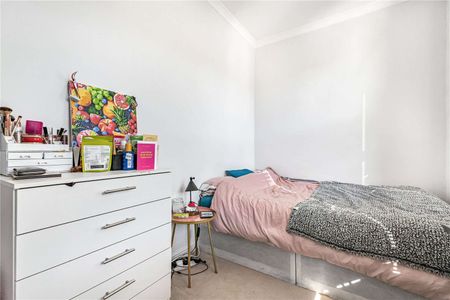 Charming four-bedroom terraced home in the heart of East London - Photo 3