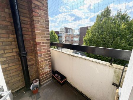 3 bedroom maisonette to rent - Photo 2