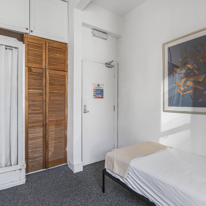 Castletown Road, West Kensington, London, W14 - Photo 1