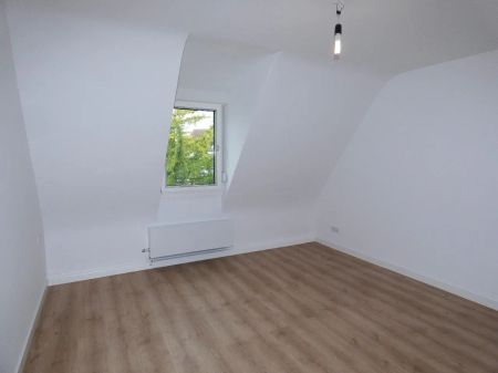 Gemütliche 2-Zimmer-Dachgeschoss-Wohnung mit Einbauküche im gepflegten 3-Familienhaus. - Photo 3