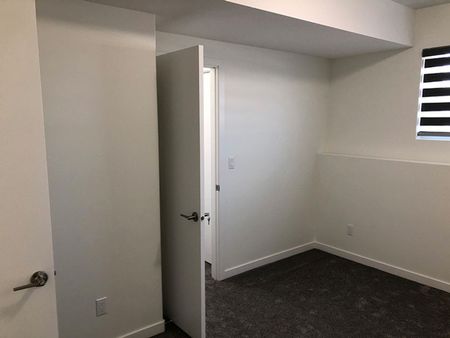 Kensington - 3 Bedroom/2.5 Bathroom - Upper Unit - 231 McArthur Cres - Photo 3