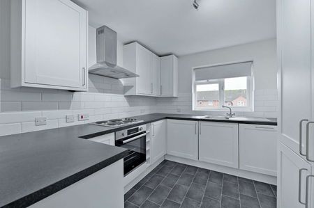 A spacious two-bedroom duplex, conveniently located with a parking space - Photo 5
