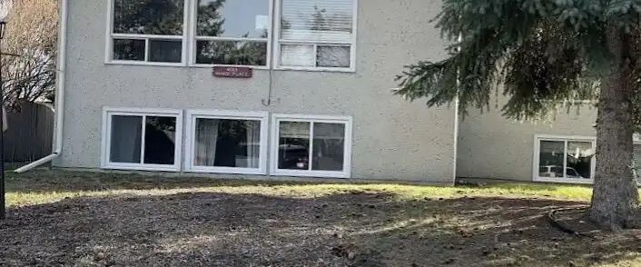 4013 | 2 Bedrooms | 1 Bathroom | Main/Upper Level | In-Suite Laundry | No Pets — 2 Bedrooms Duplex - Photo 1