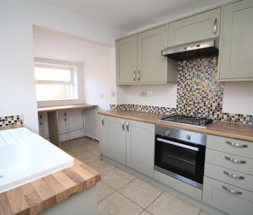 3 bedroom end of terrace house to rent - Photo 4