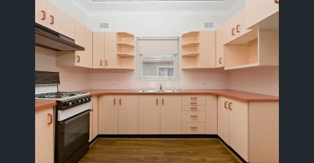 Walk-everywhere cul-de-sac family abode - Photo 4