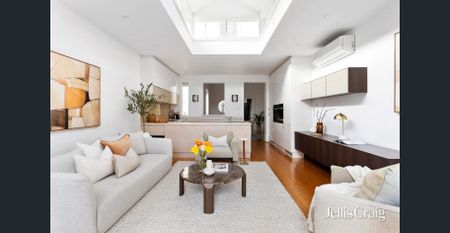 Exquisite Victorian with sunlight at every turn - Photo 2