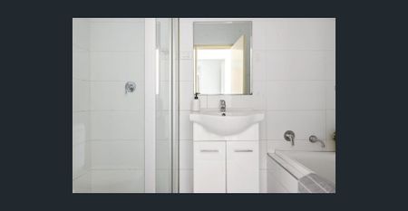 Close to everything - Photo 5