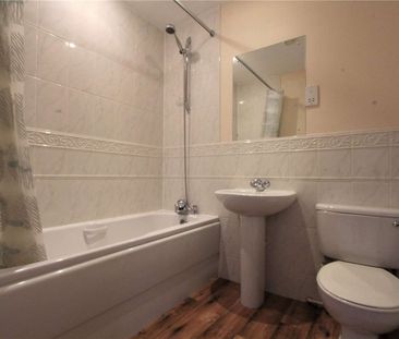 Savills are delighted to offer this spacious One Bedroom apartment ... - Photo 5