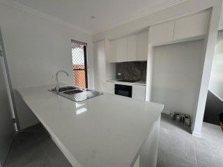 Stunning Coastal Retreat in Garbutt, Queensland - Photo 3