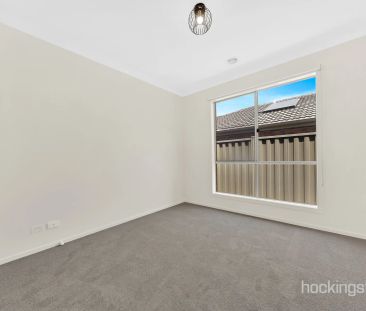 Beautiful spacious family home in heart of Wollert - Photo 5