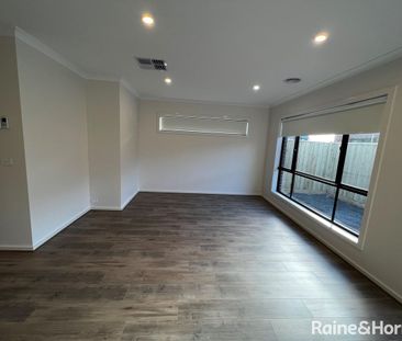 Quality Built Family 4 Br Home in Thornhill Park! - Photo 2