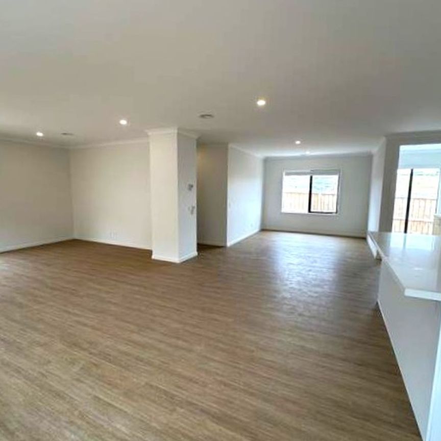 LUXURIOUS BRAND NEW BUILD IN CROWNLEA ESTATE - Photo 1