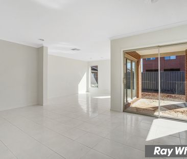 Family Living Made Easy in the Heart of Tarneit! - Photo 5