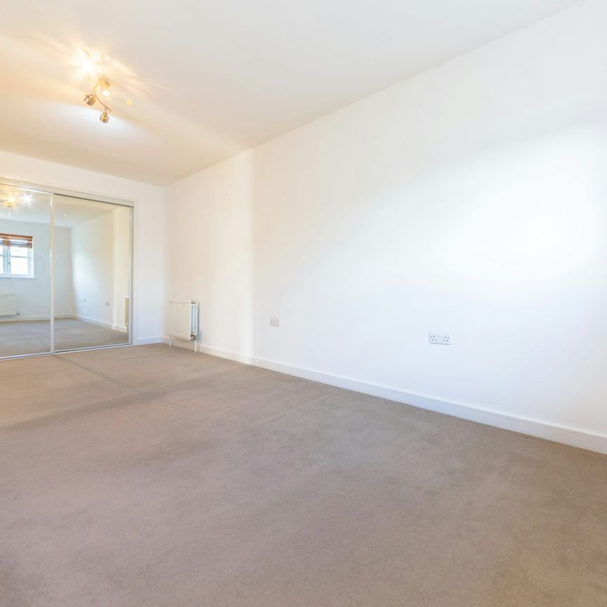 Flat to rent on - Photo 1