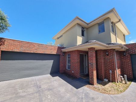 Modern Townhouse in Prime Location&period; - Photo 2