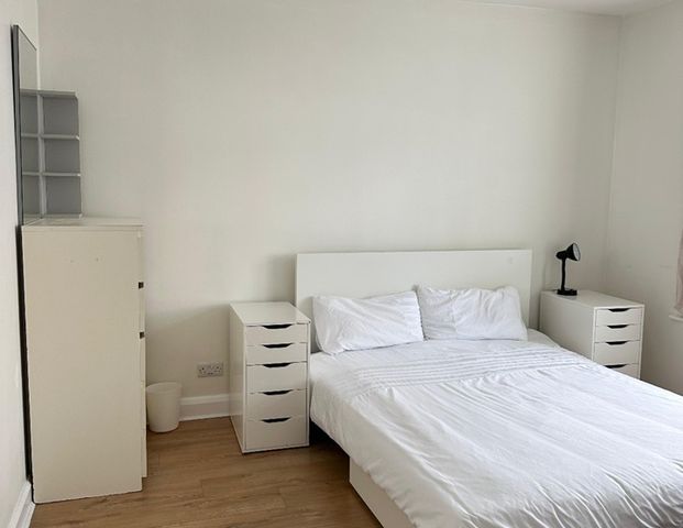 Room in a Shared House, Eastern Avenue, IG2 - Photo 1