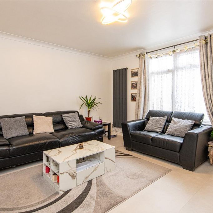 3 bed House - Semi-Detached To Let - Photo 1