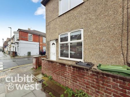 2 bedroom end of terrace house to rent - Photo 3