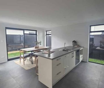 Embrace Empire - Photo 4