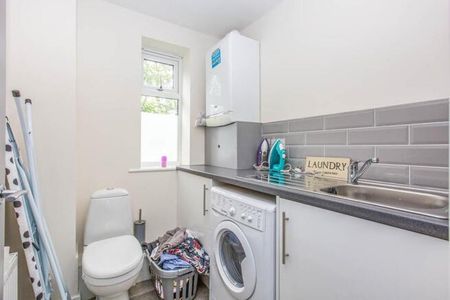 1 bedroom in a house share to rent - Photo 2