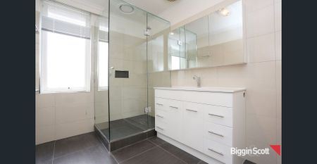 Spacious Top-Floor Apartment in Prime Location - Photo 4