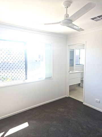 AVAILABLE 16/01/26 - 3 BEDROOM 2 BATH TOWNHOUSE WITH DUCTED AIR - Photo 5