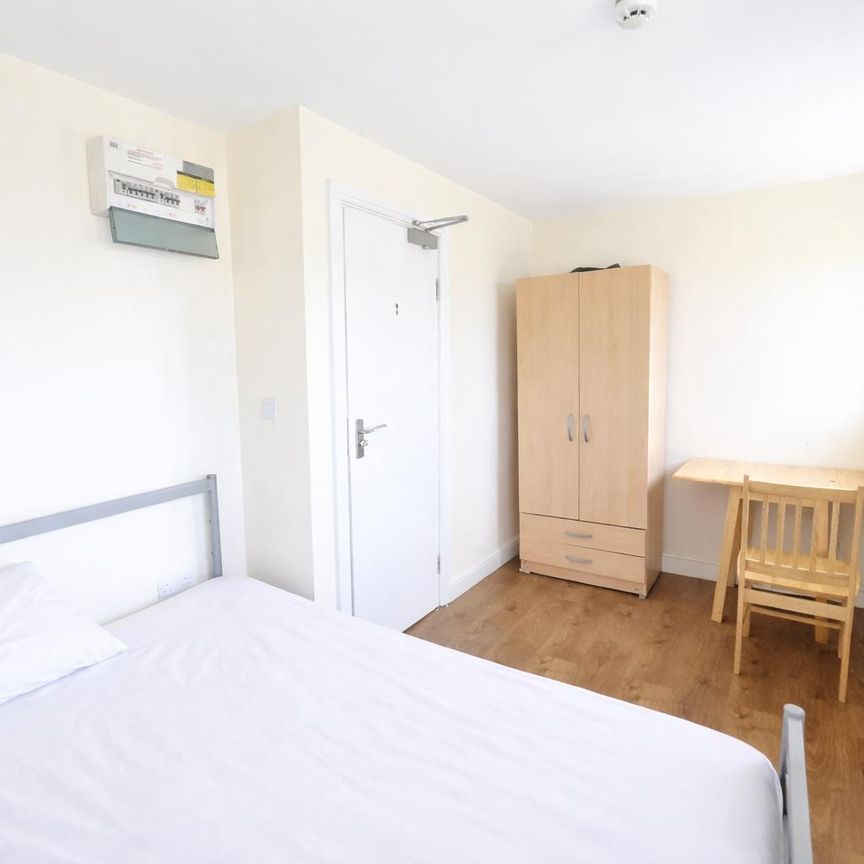 Green Close, Feltham TW13, London - Photo 1