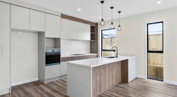 3 bedrooms with 2.5 bathrooms - Photo 1