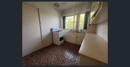 Large Home In A Central Location - Photo 4