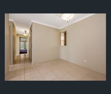 Family Oasis: 4-Bed House with AC, Modern Kitchen & Easy-Care Gardens - Photo 5