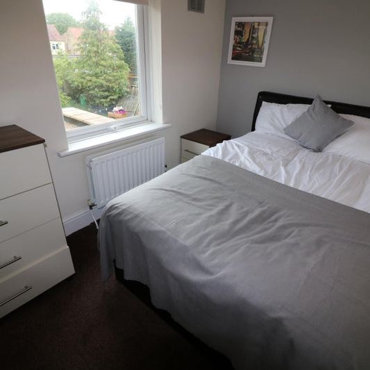 OX Living is proud to present this high-quality 6-bedroom co-living property, perfect for working professionals looking for stylish, stress-free living. - Photo 1