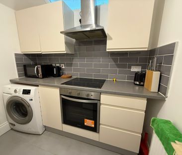 This fully furnished double bedroom is available in a three-person ... - Photo 3