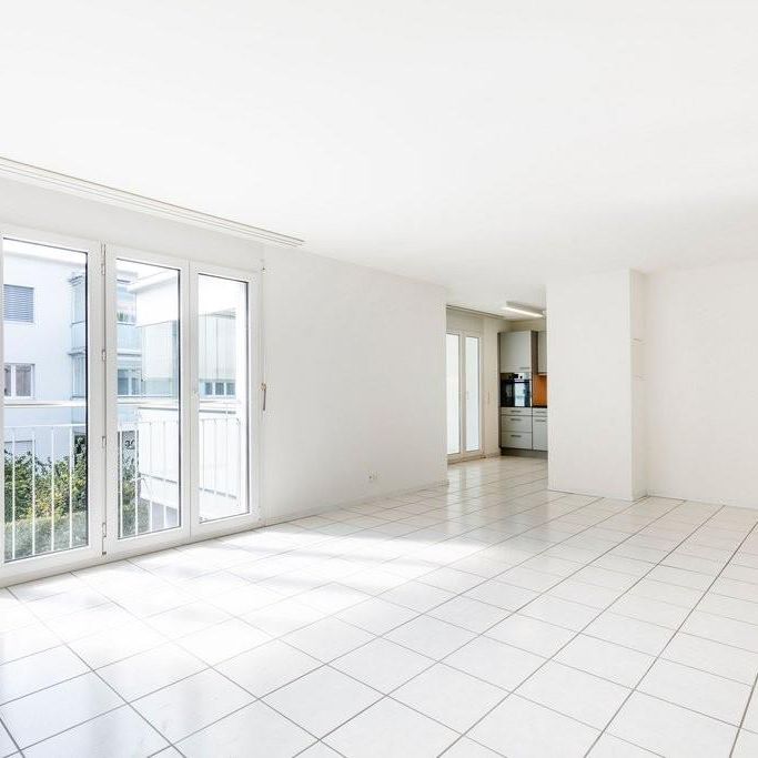 Grosszügige und moderne 2.5 Zimmer-Wohnung im 1. OG - Foto 1