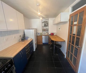 Room in a Shared House, Usk Road, SW11 - Photo 5