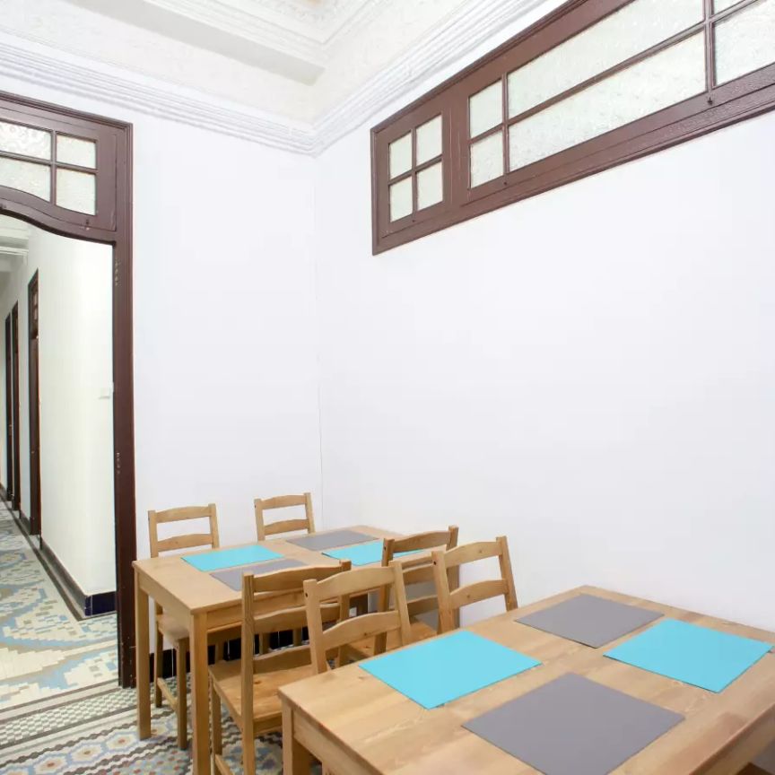 Double bed in Room in a shared 10-bedroom apartment for rent in Russafa suitable for students - Foto 1