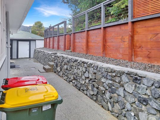 Beautifully renovated 3-bedroom family home. - Photo 1