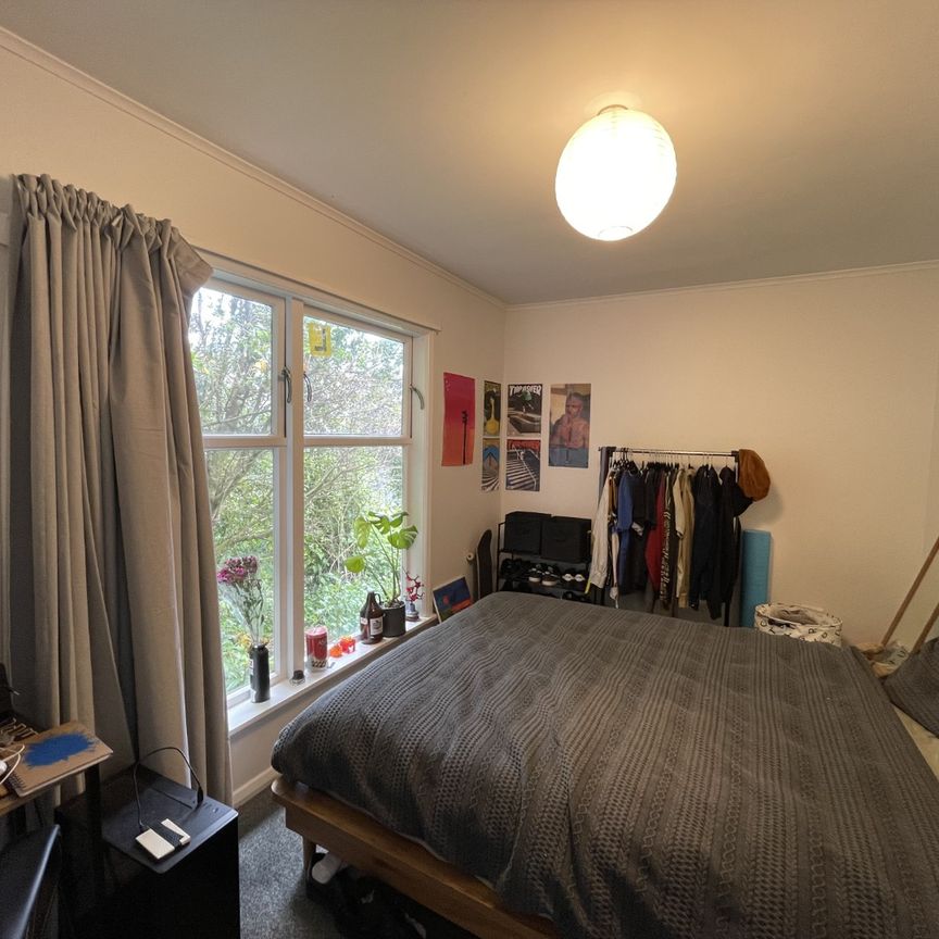 3 Bedrooms in Melrose - Photo 1