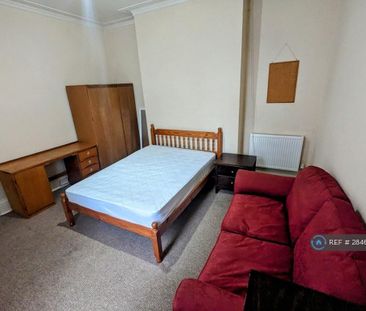 4 bedroom semi-detached house to rent - Photo 3