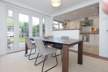 3 bed terraced house to rent in Wedgwood Drive, Lilliput, BH14 - Photo 3