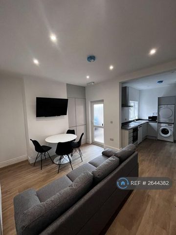 1 bedroom in a house share to rent - Photo 2