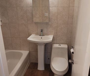 For Lease - 302 Glenlake Avenue Unit# 2nd Floor Front, Toronto, Ont... - Photo 4