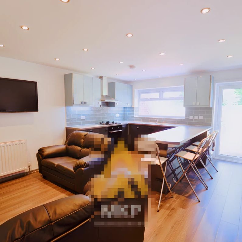 4 Bedroom 2 Bathroom - Photo 1