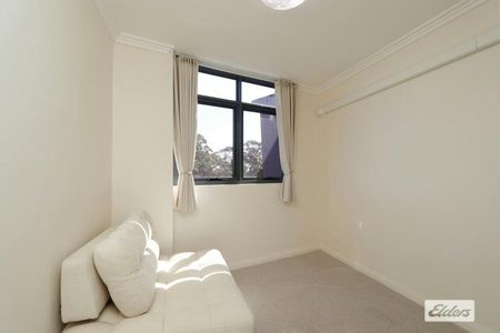 Furnished Spacious Two Bedroom Apartment - Photo 2