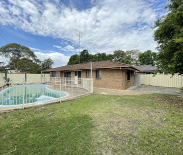 FOUR BEDROOM FAMILY HOME WITH INGROUND POOL! - Photo 4